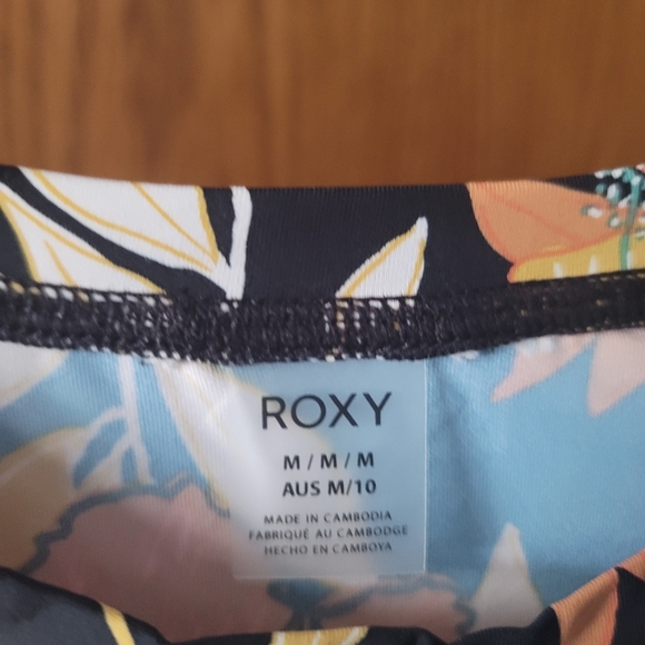 Roxy Rashgaurd - Picture 3 of 6